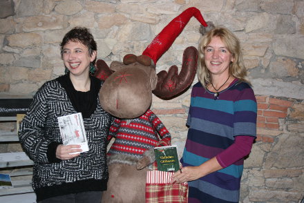 Antje Fries und Anne Grießer mit schwangerem Weihnachtselch